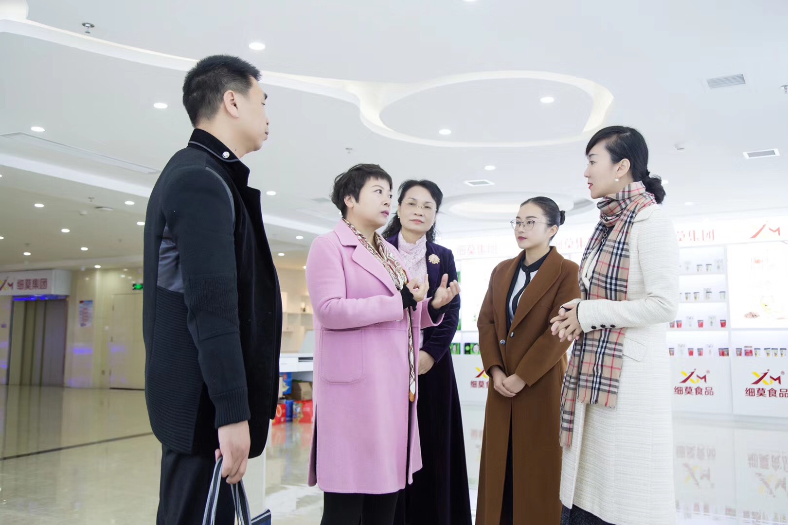 細莫受到高度贊揚--開福區(qū)委常委、統(tǒng)戰(zhàn)部長何惠風領導及工商聯(lián)領導一行到訪細莫食品